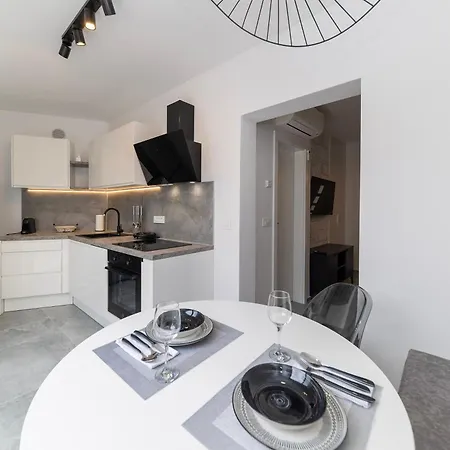 Find Your Haven In Morena Celeste Seaside Puntamika Apartments! アパート ザダル