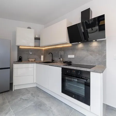 Find Your Haven In Morena Celeste Seaside Puntamika Apartments! ザダル