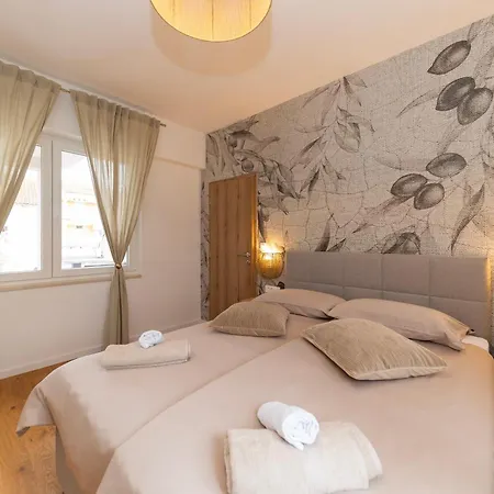 アパート Find Your Haven In Morena Celeste Seaside Puntamika Apartments! ザダル
