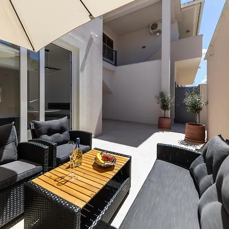 Find Your Haven In Morena Celeste Seaside Puntamika Apartments! * ザダル